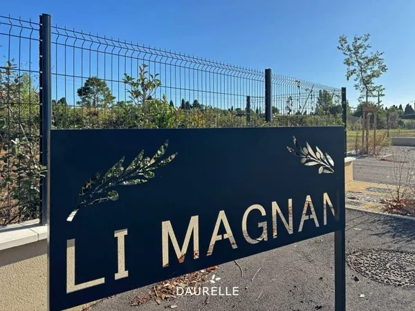 A vendre MAILLANE, terrain à bâtir viabilisé de 413m2 libre