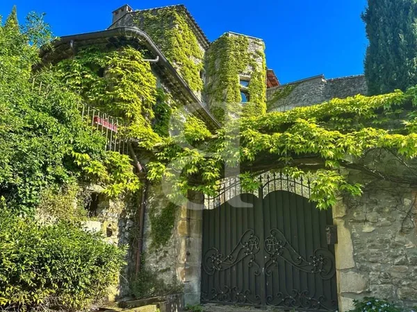 Superbe propriété du 13éme à La Bégude de Mazenc avec maiso