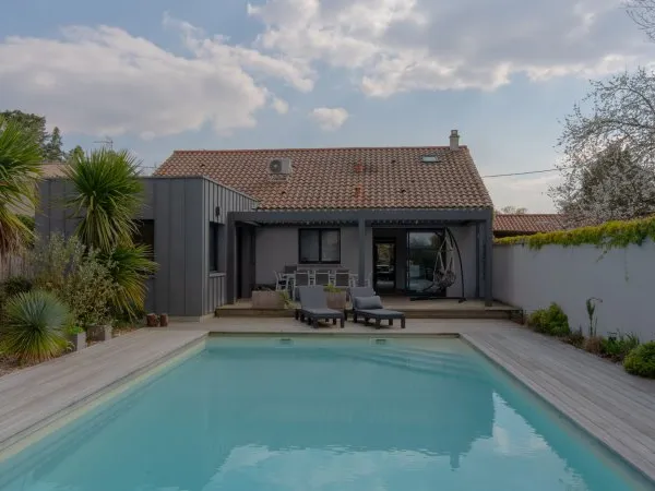 Vends maison avec grand jardin et piscine
