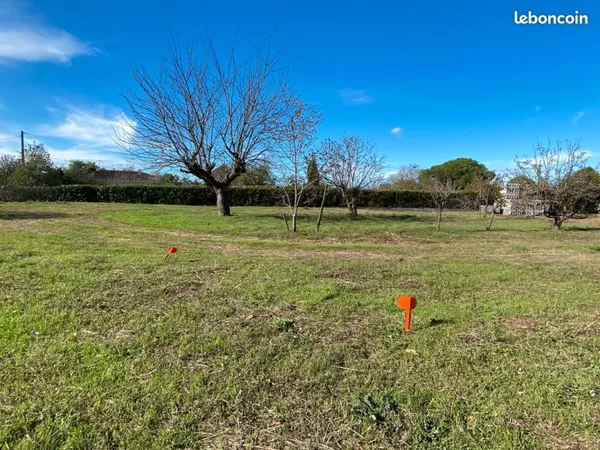 TERRAIN PLAT À BÂTIR DE 733 m² - FRAIS DE NOTAIRE RÉDUITS