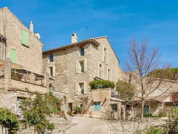 Élégante maison de village avec vue exceptionnelle à Goult coeur