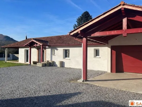 Maison contemporaine avec vue montagnes
