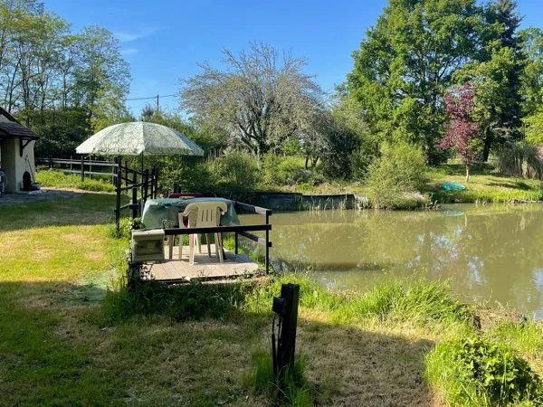 Grand terrain/Etang/2 cottages