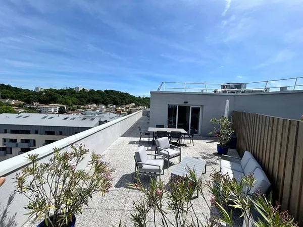 Appartement T3 de 97 m2 environ moderne vendu meublé au 6 eme et dernier étage avec une vue panorami