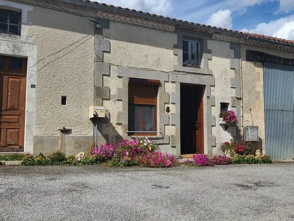 Maison et granges, et maison à rénover, avec environ 3,8 hectares de terrain
