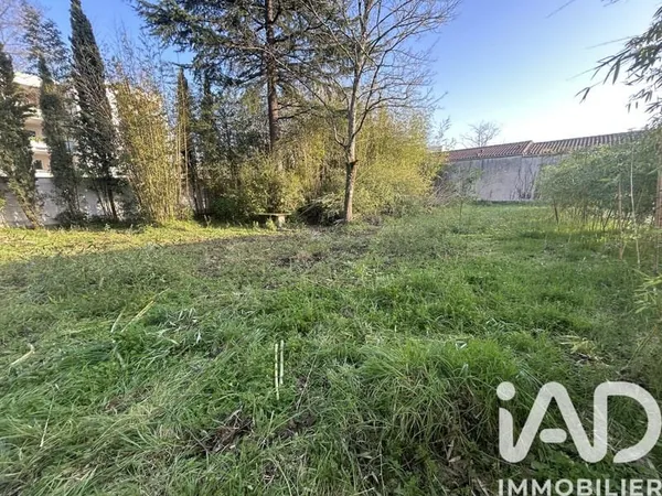 Terrain 696 m²