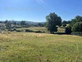 Terrain à bâtir de 1500 m² à JUSSAC (15)
