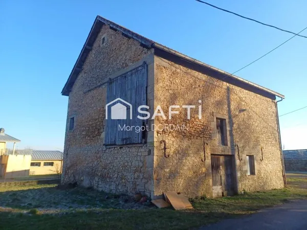 Idéalement située à 20mn de Villefranche de Rouergue , 15mn de Decazeville et 25mn de Rodez .