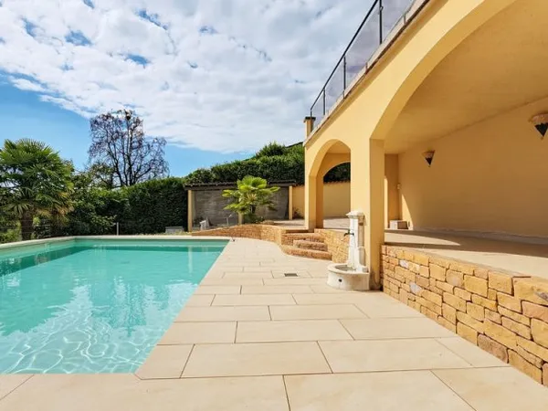 VILLA SUR LES HAUTEURS DE LACENAS