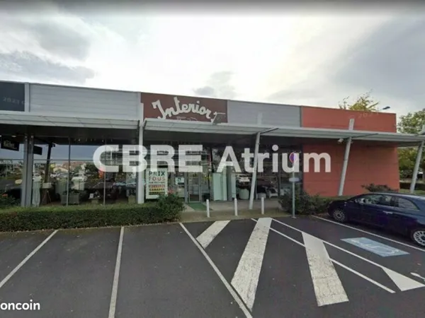 LOCAL COMMERCIAL 678 m² AUBIERE