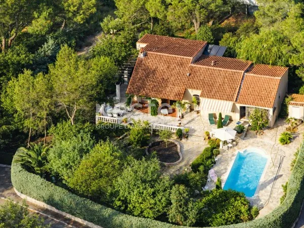 Villa de plain pied 3 pièces principales et un studio indépendant de 30 m² sur un terrain de 1700 m²