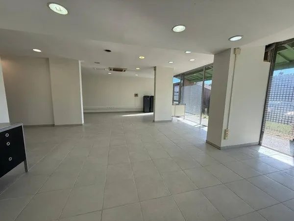 Local commercial 3 pièces 153 m²