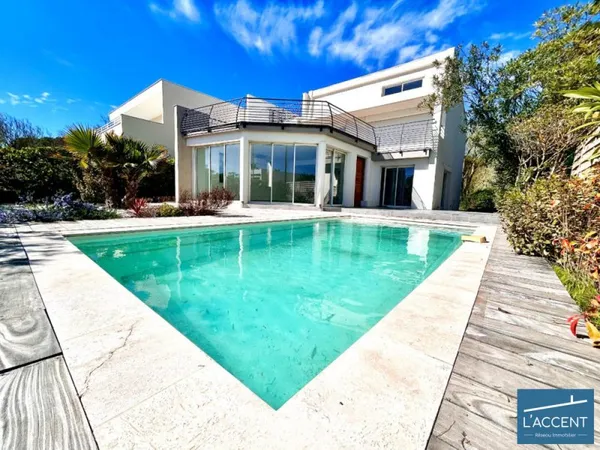 SOMPTUEUSE VILLA AVEC PISCINE EN BORD DE MER