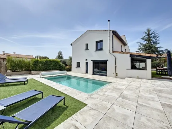 Villa familiale de 154m2 rénovée avec piscine chauffée et pr