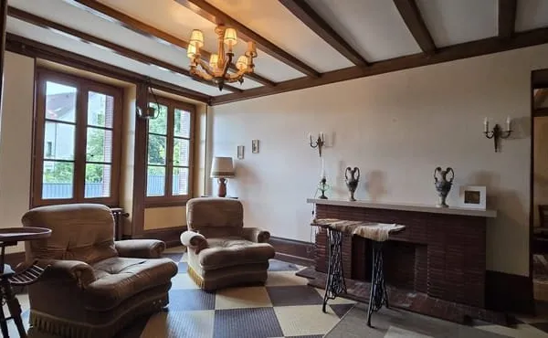 MAISON ANCIENNE AVEC JARDIN, GARAGE ET DEUX CAVEAUX