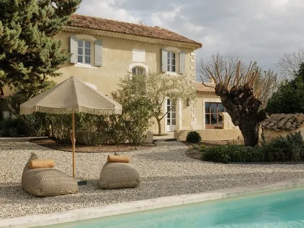 Propriété de prestige à vendre à Saint Saturnin les Apt entièrement restaurée, décorée et meublée av