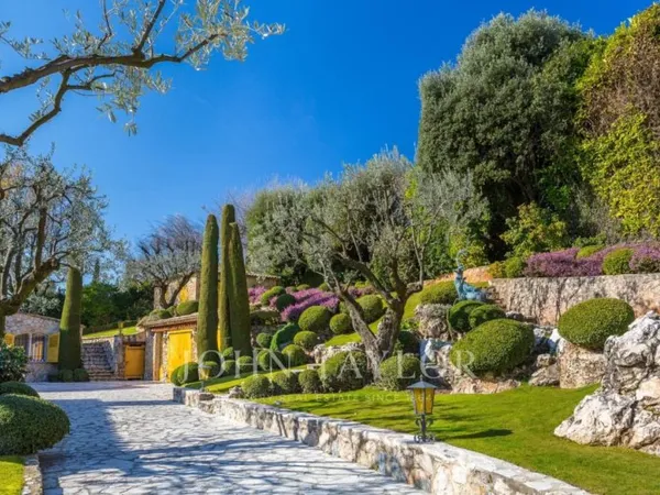 Somptueuse propriété en pierres à louer à Saint Paul de Vence