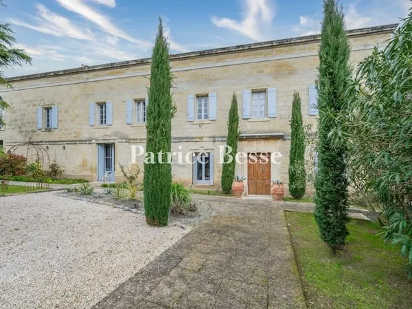 Entre Montpellier, Nîmes et la Camargue sauvage, une maison de maître de la fin du 18e s., sa cour,