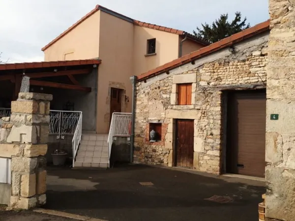 Maison de caractère à CHAS 63160, nombreuses dépendances