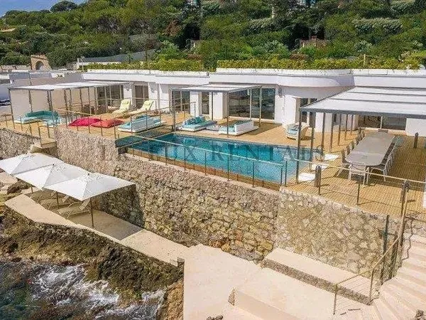Villa flottante moderne avec piscine et vue panoramique sur la mer