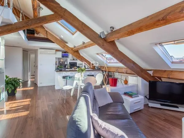 Nice Carré d'Or, superbe et atypique appartement mansardé en dernier étage