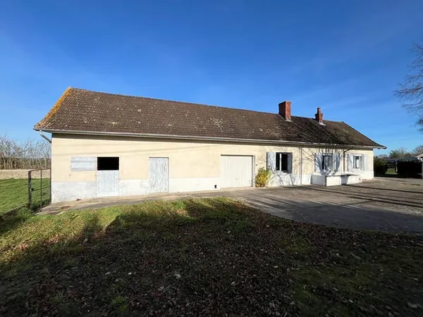 Dornes. Fermette à rénover avec dépendances et terrains constructible.
