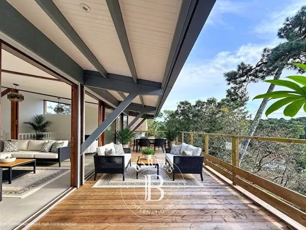 VILLA D'EXCEPTION AUX ABATILLES, 180 M², VUE FORÊT, PISCINE ET ESPACES DE VIE EXTÉRIEURS