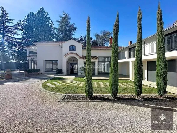 Maison 8 pièces 270 m²
