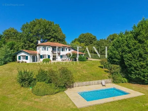 A vendre, Maison de charme 5 chambres vue dominante