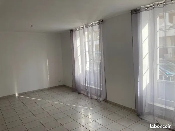 Grand T2 lumineux avec parking proche place de la Visitation