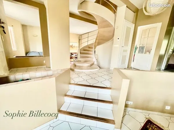 Villa 9 pièces 233 m²