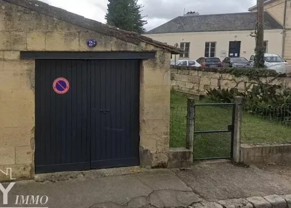 CASTILLON LA BATAILLE : Garage avec Jardin.