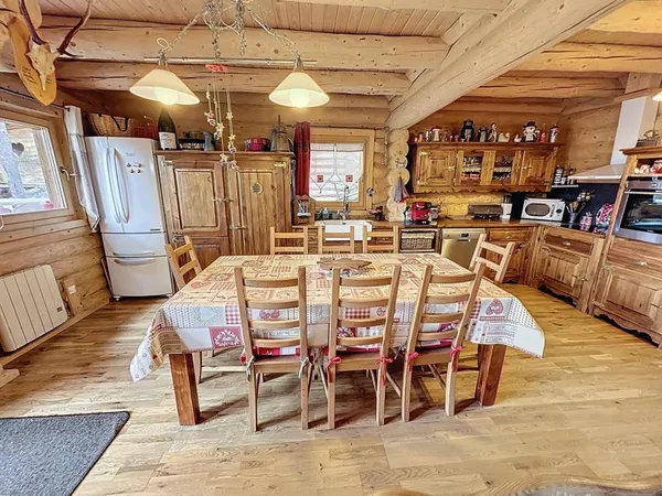 Chalet de Charme en Fustes - Vue Forêt et Montagne, Sauna, 4 Chambres - Superbolquère