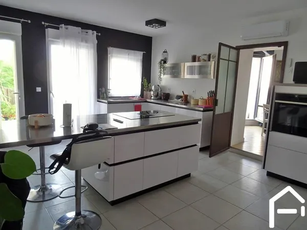 ( dep 34 Poussan 34560) loft 150 m2 . place de garage . 2 terrasses