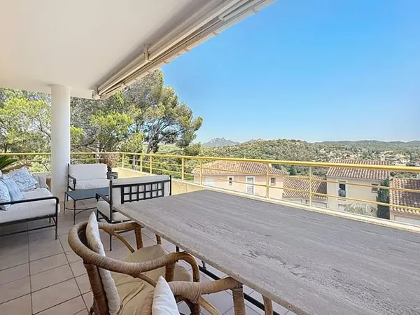 APPARTEMENT 150M² DERNIER ETAGE VALESCURE AVEC TERRASSES