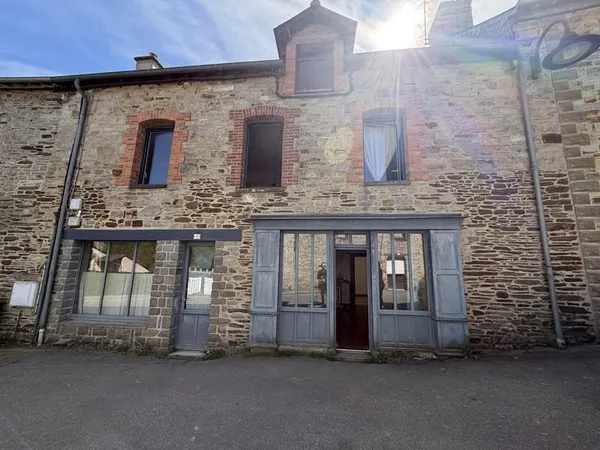 EXLUCISIVITE MAISON DE BOURG EN PIERRE A SAINT SENOUX 128 m2
