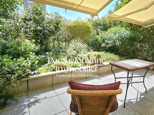 Grand appartement 2 pièces avec jardinets, terrasse et parki
