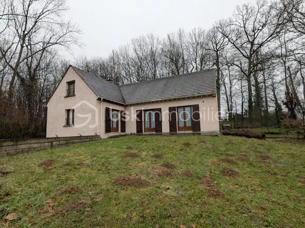 Grande maison traditionnelle avec terrain arboré, sous sol et garages