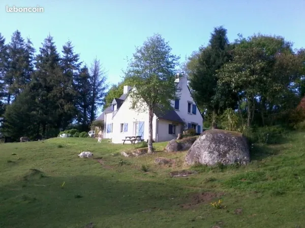 Maison avec gîte, rivière et grand terrain