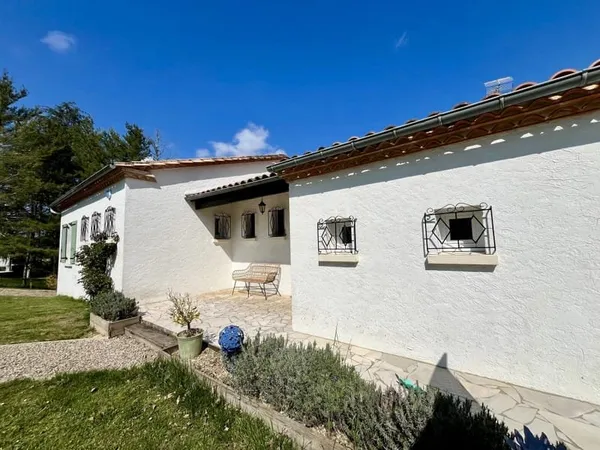Élégante maison au bord de la rivière avec piscine et vue panoramique