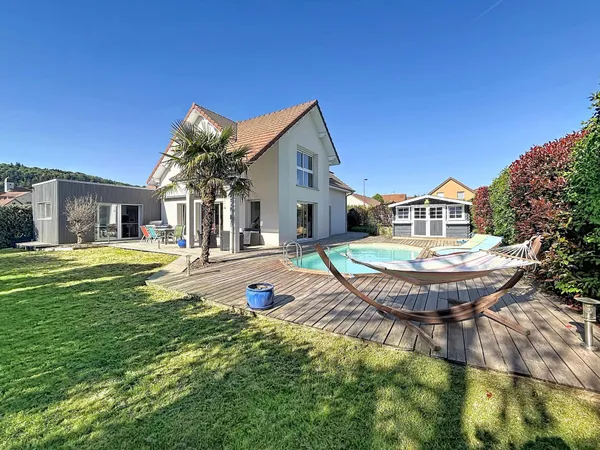 Contemporaine avec piscine et belles prestations