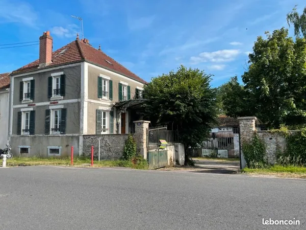 Maison avec son hangar de stockage