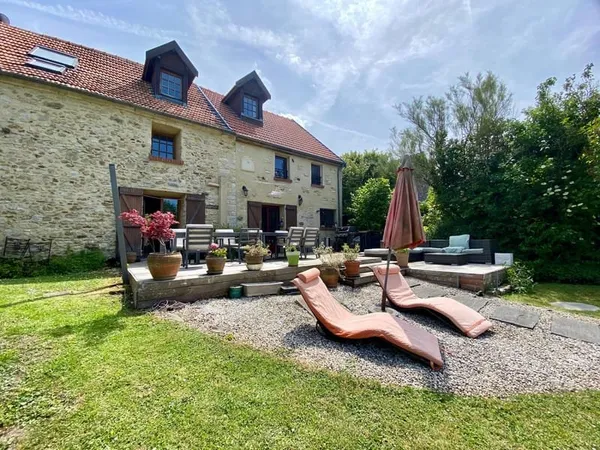 Maison en pierre au coeur de la Vallée de l'arbre