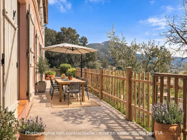 Maison spacieuse 140 m² – Double garage – Terrain 935 m² – 15 min de Nice