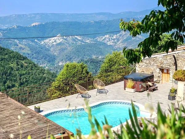 Domaine avec piscine, gîtes, à 40 minutes de Nice, 10 minutes des commodités