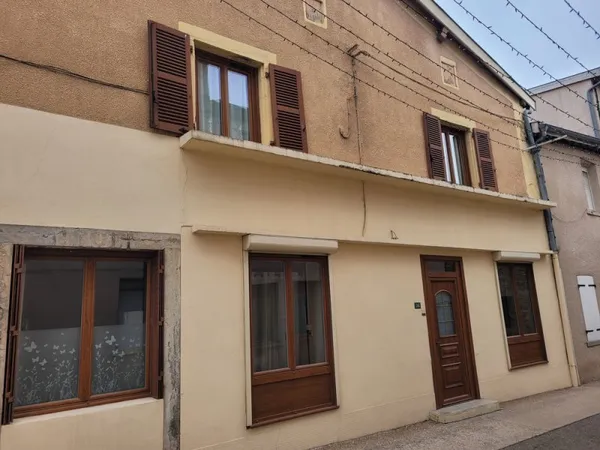 MAISON DE VILLE - 195 m2 sur 2 niveaux - 4 chambres - bureau - garage double - cour intérieure pavée
