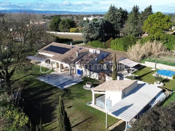 Ensemble immobilier de 260m² comprenant deux habitations - Terrain de 2300m² - Garage - Piscines