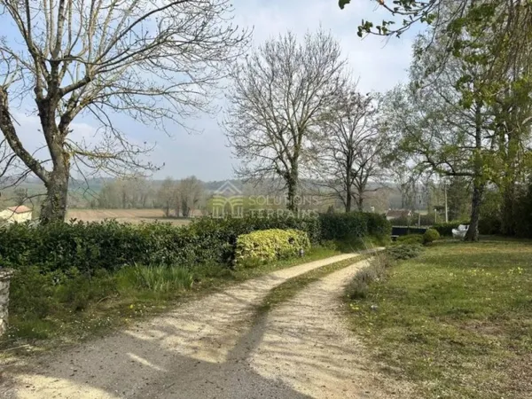 Terrain 617 m²