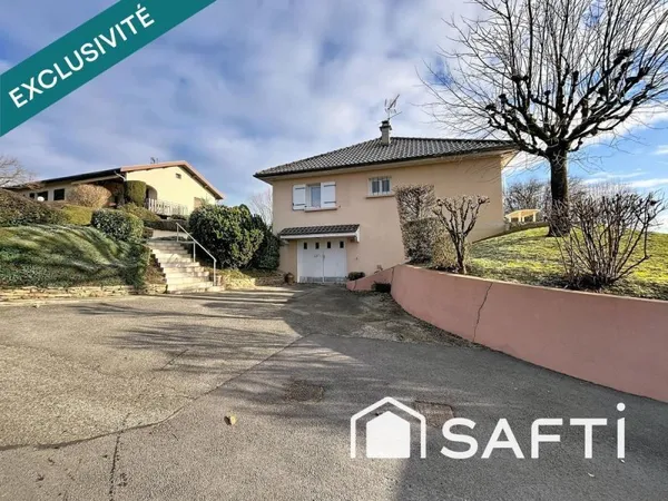 Maison idéalement située dan sun erue a sens unique, en immediate proximité du centre bourg