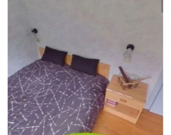 Chambre meublée dans maison